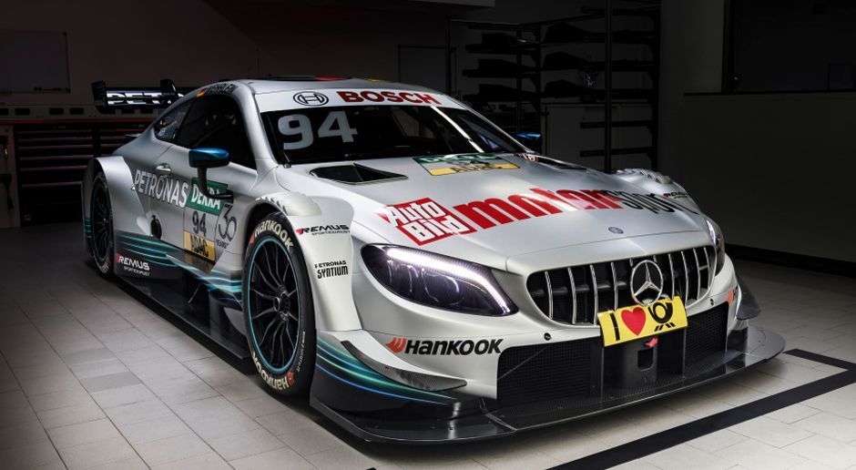 
                <strong>Pascal Wehrlein (Mercedes)</strong><br>
                Und so sieht das Auto in der Realität aus. Im silbernen Farbton gehalten erinnert das Fahrzeug an die "Silberpfeile" aus der Formel 1.
              