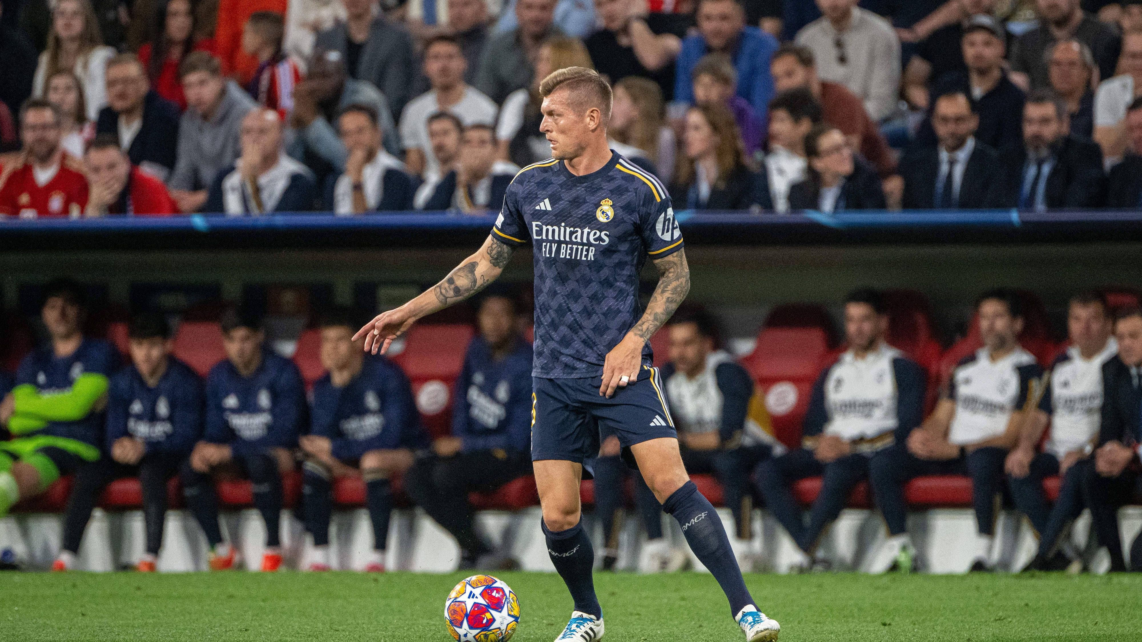 <strong>Toni Kroos (Real Madrid)</strong><br>Einer der Besten. Nicht nur wegen seines Traumpasses in die Tiefe zur Führung durch Vinicius Junior. Kroos ist der Dreh- und Angelpunkt. Gewohnt passsicher. Gewinnt dabei nahezu jeden Zweikampf und fängt gefährliche Bälle ab. Hat kurz nach der Pause das 2:0 auf dem Fuß. Insgesamt super präsent. Hat in der 76. Feierabend.&nbsp;<strong><em>ran</em>-Note: 2</strong>