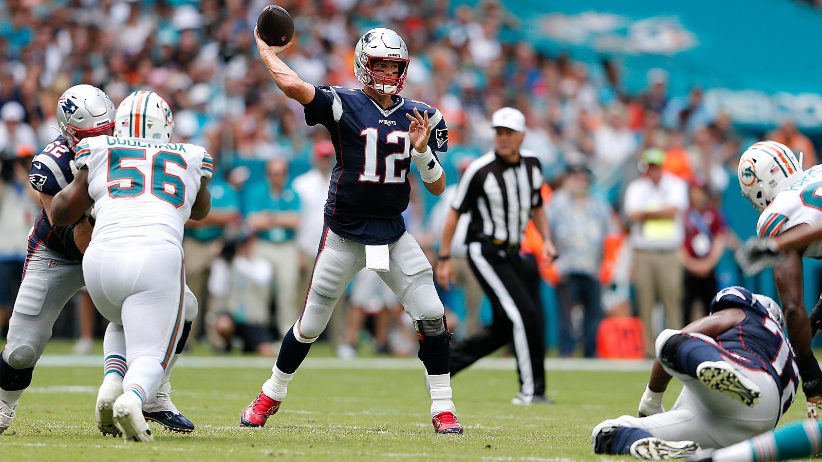 
                <strong>Miami Dolphins</strong><br>
                Tom Brady vs. Miami Dolphins: 24 Siege, 12 Niederlagen
              