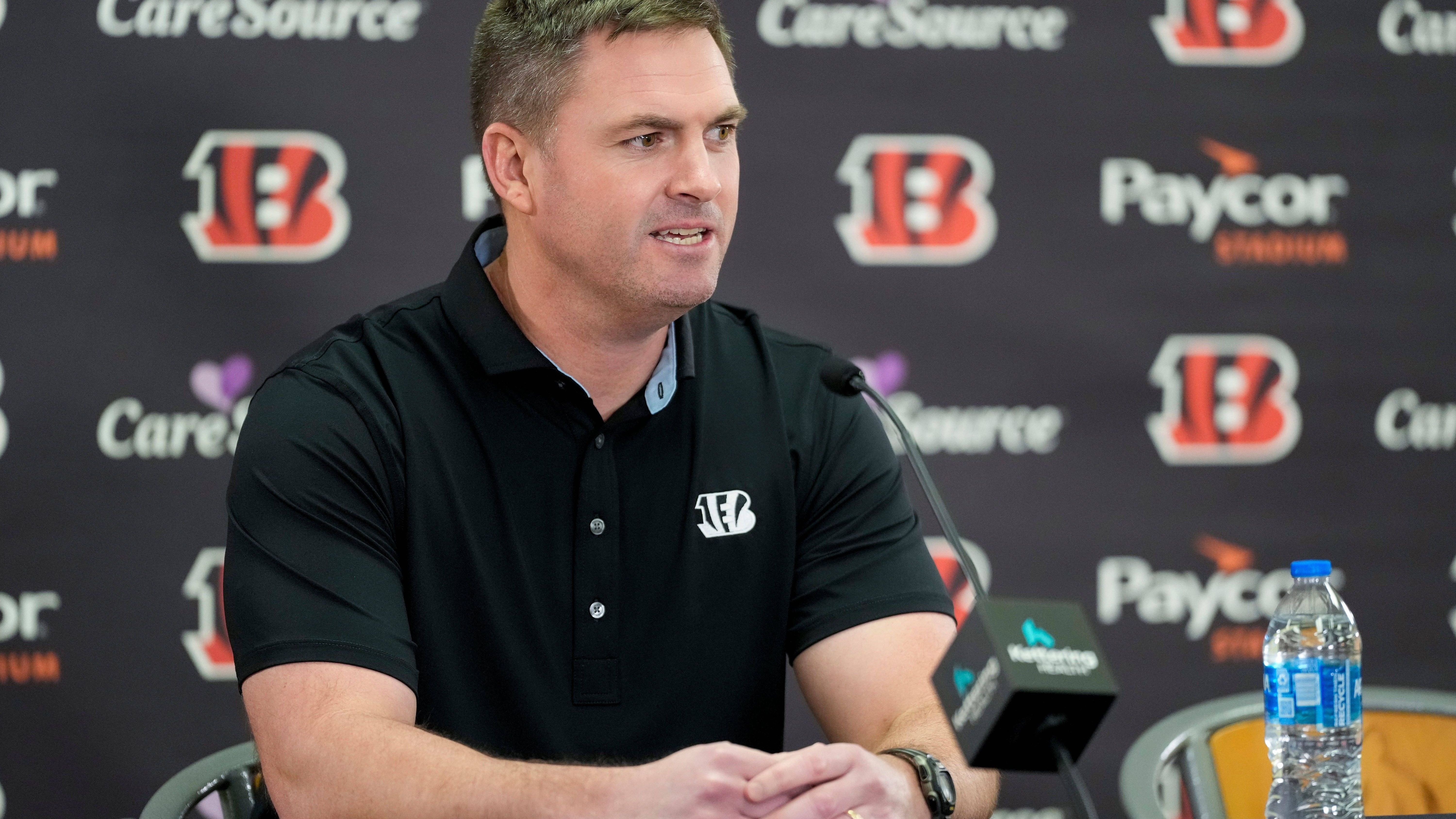 <strong>Zac Taylor (Cincinnati Bengals)</strong> <br>Mit Joe Burrow steht Taylor einer der besten Quarterbacks der NFL zur Verfügung, "Joe Cool" kann Spiele im Alleingang gewinnen. Mit Receiver Ja'Marr Chase hat Burrow dazu einen Superstar an seiner Seite. Wenn ein Team mit einem solchen Duo wie zuletzt die Playoffs verpasst, gibt es zwangsläufig Diskussionen um den Head Coach. Taylor muss vor allem die defensiven Probleme der Bengals lösen, wenn er weiter in Cincinnati an der Seitenlinie stehen will.