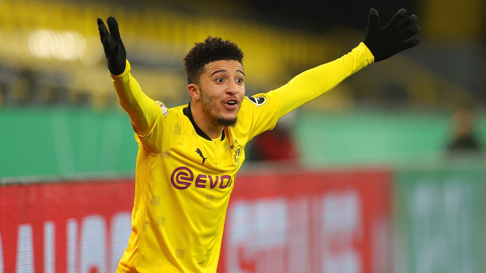 
                <strong>Jadon Sancho</strong><br>
                … weil Jadon Sancho eine große Lücke ins Offensivgebilde des BVB reißen könnte. Der 21-Jährige stand schon im vergangenen Sommer kurz vor einem Transfer zu Manchester United, der aber an der hohen Ablöseforderung der Dortmunder scheiterte. Dass der in seiner Heimat heißbegehrte Rechtsaußen nach dieser Saison doch bei einem Topklub in England landet, ist nicht unwahrscheinlich. "Wir haben mit Jadon schon im vergangenen Jahr ein Gentlemen's Agreement gehabt, dass er unter bestimmten Voraussetzungen wechseln kann", sagte Sportchef Michael Zorc jüngst in der "ARD". Diese Voraussetzung besteht wohl abermals hauptsächlich darin, die geforderte Ablöse zu bezahlen. Je nach dem, welcher Quelle man glauben schenken will, liegt diese zwischen 90 und 100 Millionen Euro. Offiziell ist der Engländer noch bis 2023 an den BVB gebunden.
              