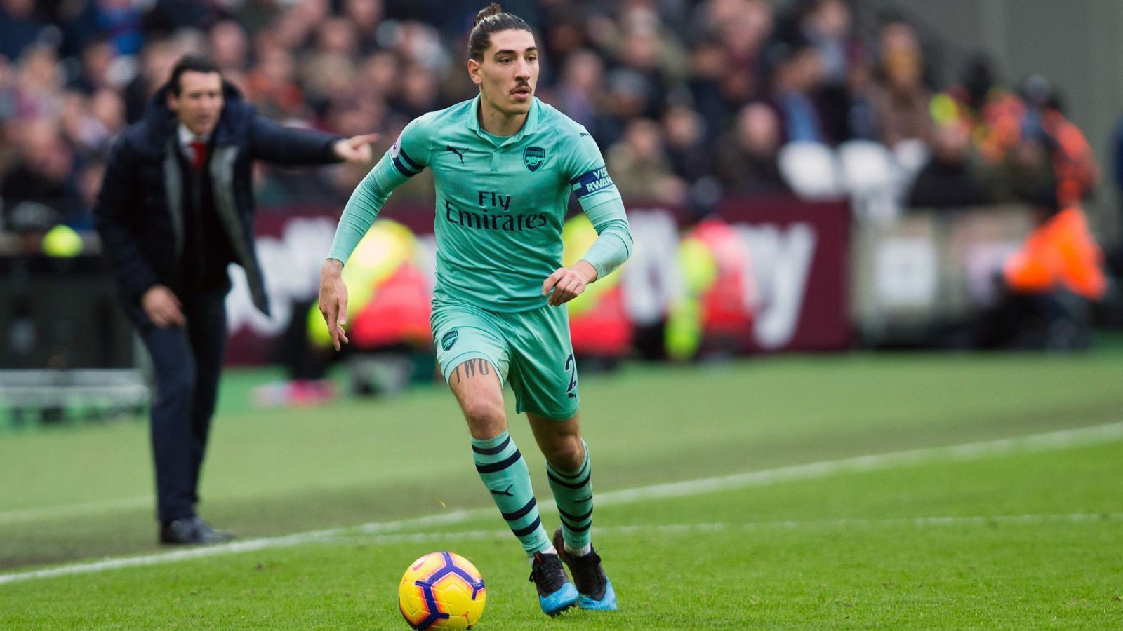 
                <strong>Hector Bellerin (FC Arsenal)</strong><br>
                Im Januar 2019 zog sich Arsenals Außenverteidiger Hector Bellerin im Topduell gegen Chelsea eine folgenschwere Verletzung zu. Der Spanier laboriert seither an den Folgen eines Kreuzbandrisses und dürfte insgesamt wohl um die neun Monate ausfallen. Somit dürfte das Comeback Bellerins auch noch in der kommenden Saison etwas auf sich warten lassen. 
              