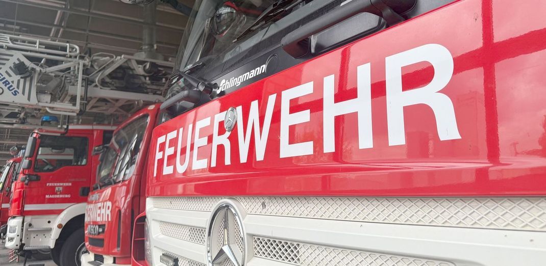 In Dresden muss die Feuerwehr wegen eines ungewöhnlichen Unfalls ausrücken..