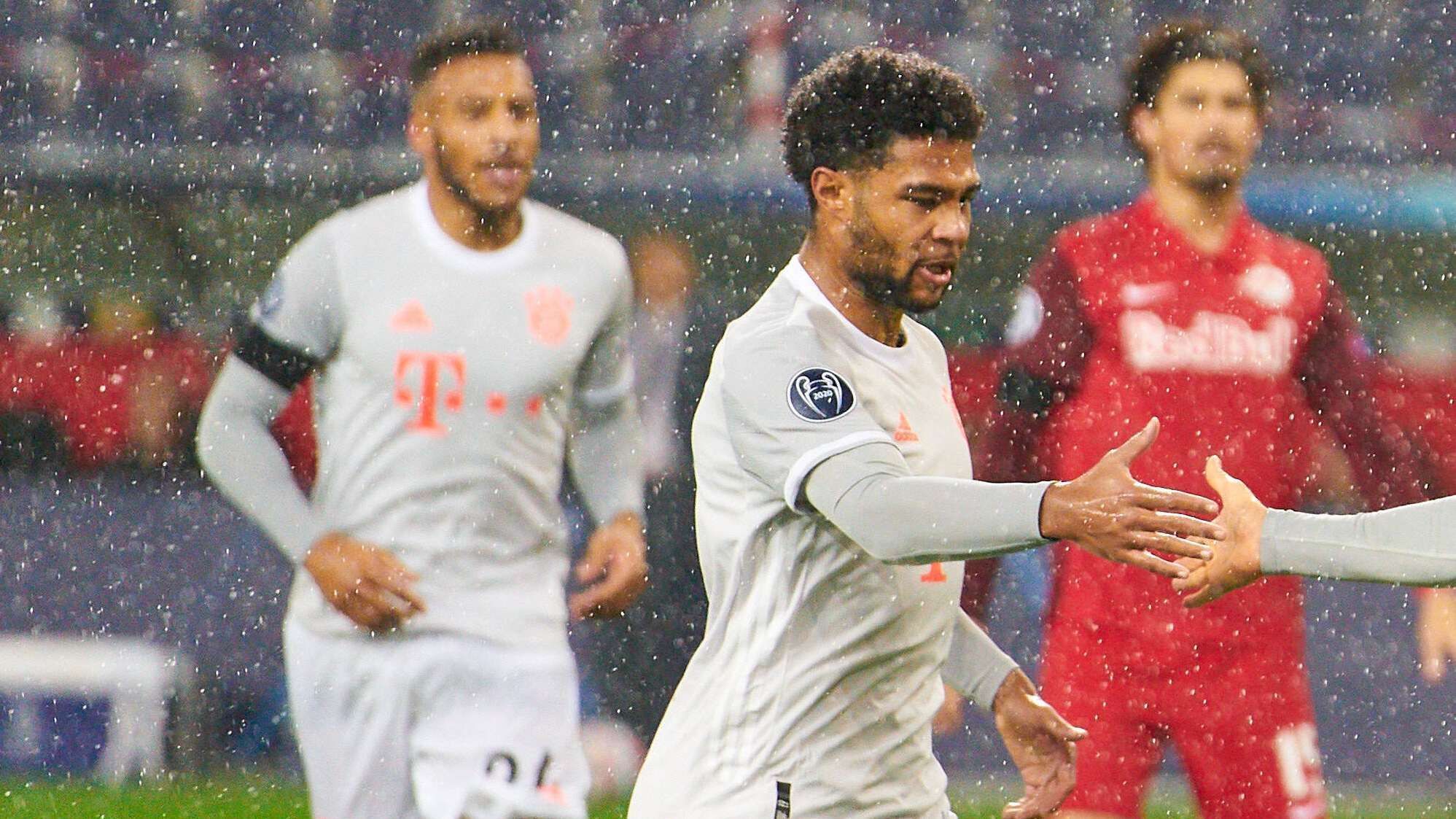 
                <strong>Serge Gnabry</strong><br>
                Hat einige gute Szenen, sorgt mit seinen schnellen Antritten und Dribblings immer wieder für Unruhe. Beim Abschluss vor dem Tor aber unglücklich. Das setzt sich in Halbzeit zwei fort: Viele Aktionen, einige gut, aber ohne Erfolg. ran.de-Note: 3
              