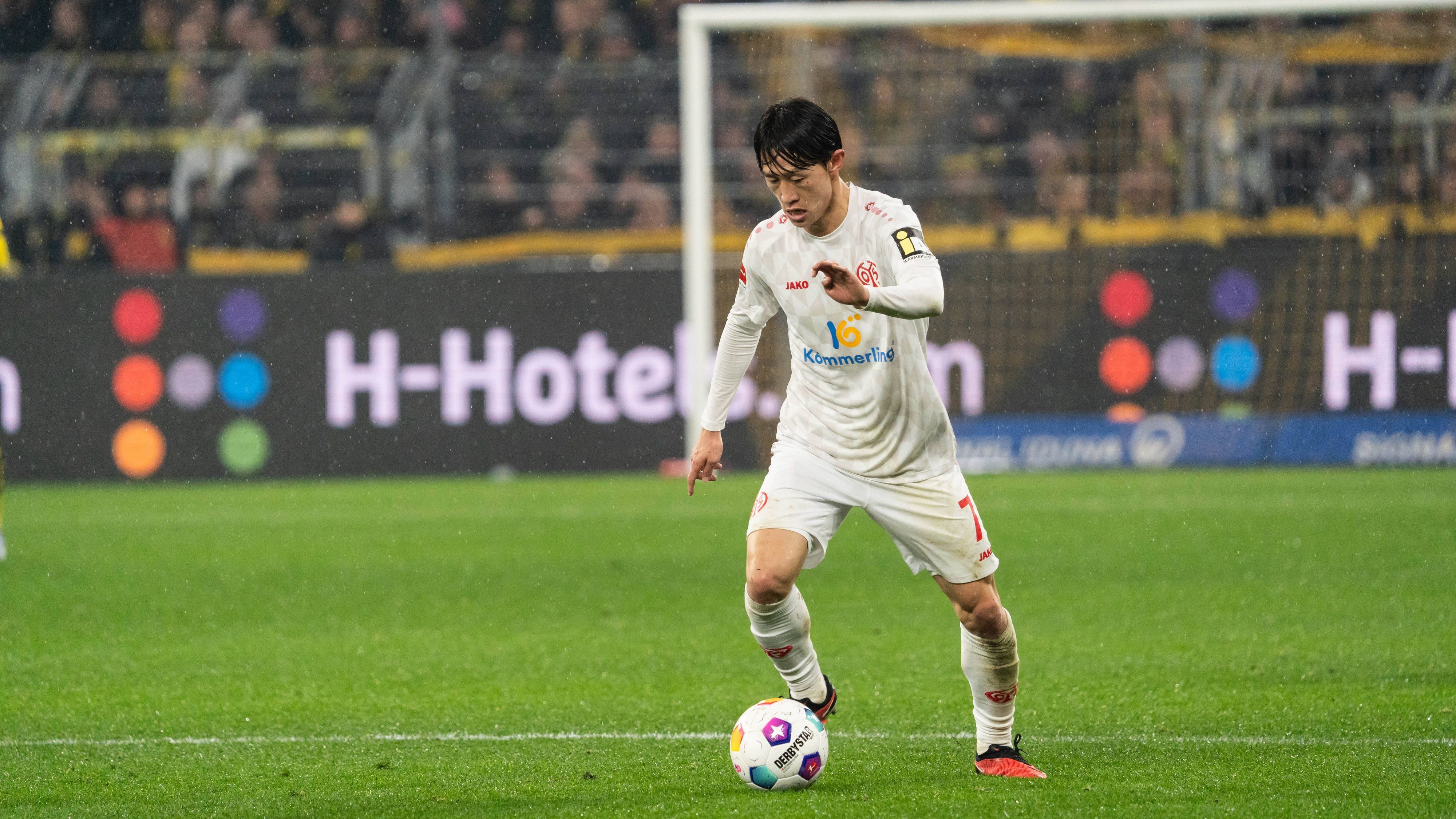 <strong>Jae-Sung Lee (FSV Mainz 05)</strong><br>Bemüht, aber in der Schaltzentrale in einigen Szenen auch überfordert. Versucht, für so etwas wie Struktur zu sorgen, das gelingt aber viel zu selten. Deutlich besser läuft es nach der Pause, denn die Mainzer treten als Kollektiv viel konzentrierter und kompromissloser auf. <strong><em>ran</em>-Note: 4</strong>