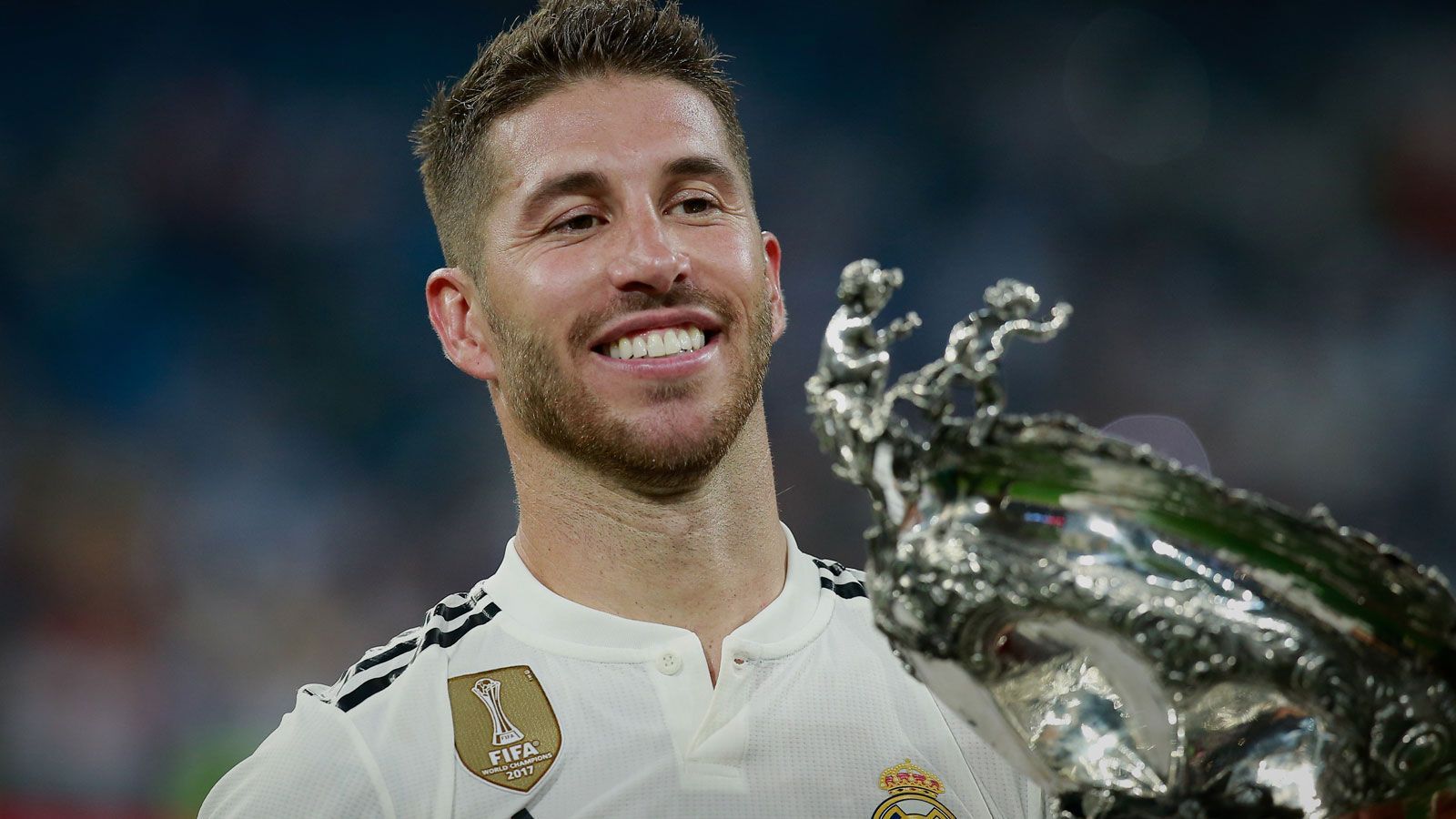 
                <strong>Bester Verteidiger: Sergio Ramos (Real Madrid)</strong><br>
                Dank 184 Punkten gewann der Kapitän der "Königlichen" das Voting zum besten Verteidiger der Champions-League-Saison 2017/2018. Mit Raphael Varane (167) und Marcelo (145) landeten zwei Teamkollegen des Spaniers auf den Plätzen. Bester Deutscher war Joshua Kimmich mit 14 Zählern auf Rang acht - direkt vor Mats Hummels (13).
              