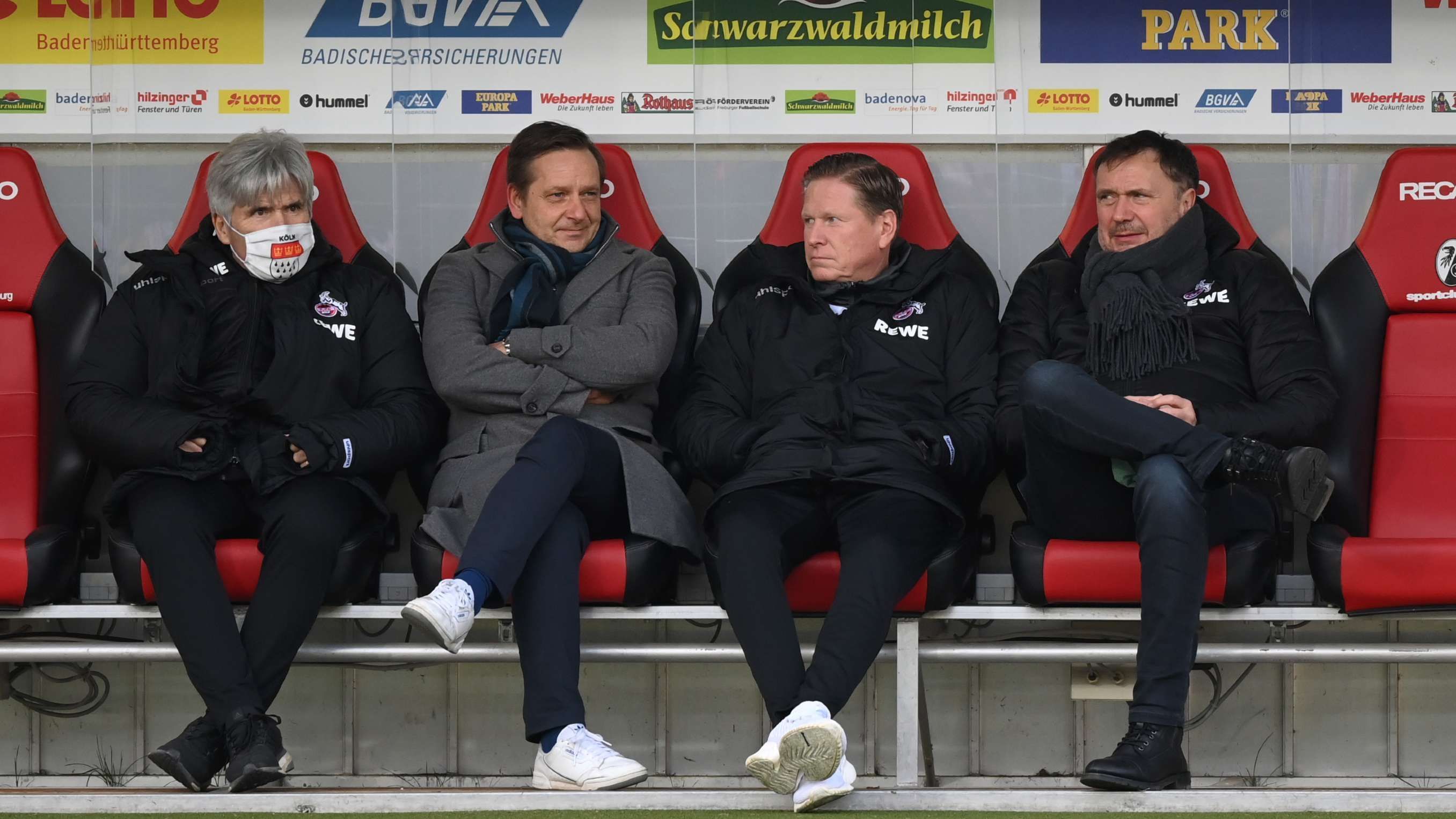 
                <strong>In Köln nimmt die Trainerdiskussion Fahrt auf</strong><br>
                Auf der Bank vom 1. FC Köln fand man nach der 0:5-Auswärtsklatsche beim SC Freiburg ausschließlich lange Gesichter. Der FC droht, Schalke 04 als Sorgenkind der Liga abzulösen. Der blutleere Auftritt in Freiburg ist bereits das vierte Ligaspiel in Folge, in dem die Kölner keinen eigenen Treffer erzielten. "Das ist nicht akzeptabel. So bleiben wir nicht in der Liga", kritisierte auch Manager Horst Heldt den Auftritt im Breisgau. Womöglich wird die Klatsche personelle Folgen haben ...
              