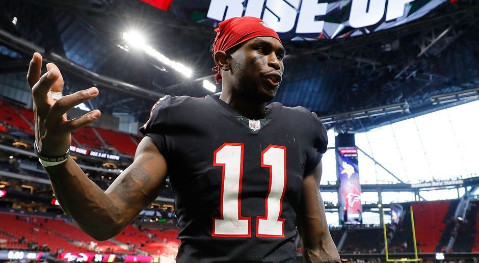 
                <strong>Wide Receiver: Julio Jones</strong><br>
                Der unglaubliche Auftritt von Julio Jones gegen die Buccaneers weckte Erinnerungen an die starke vergangene Saison. Fast die Hälfte aller Pässe flogen in die Richtung der Nr. 11. Zwölf davon fing er für einen Raumgewinn von 253 Yards und zwei Touchdowns. Besser war er in seiner Karriere erst zweimal. Hinzu kam ein Lauf über 15 Yards. Im Fantasy Manager ist er damit acht Punkte besser als der zweitstärkste Wide Receiver, Antonio Brown.Gesamtpunktzahl: 38
              