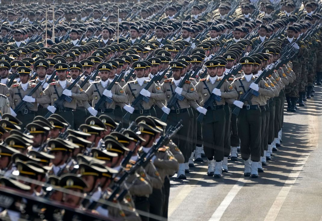 Teheran: Kadetten der iranischen Armee marschieren während der jährlichen Militärparade zum Jahrestag des Beginns des Krieges gegen den Iran durch den ehemaligen irakischen Diktator Hussein vor dem Schrein des verstorbenen Revolutionsgründers Ayatollah Khomeini. (Archivbild)