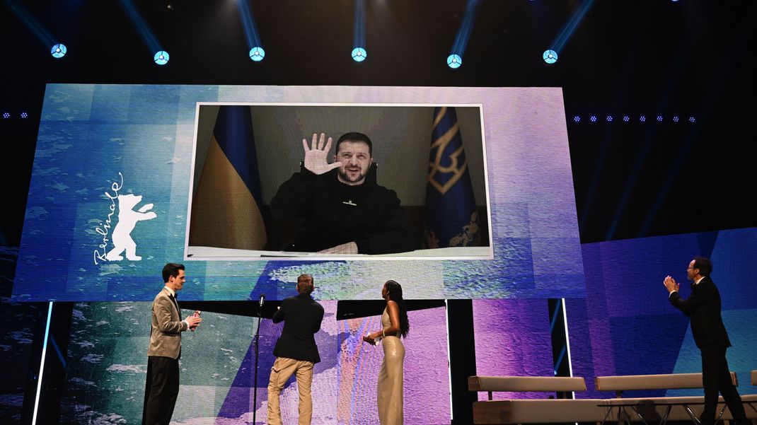Wolodymyr Selenskyj, Präsident der Ukraine, sprach per Video bei der Eröffnung der Berlinale. 
