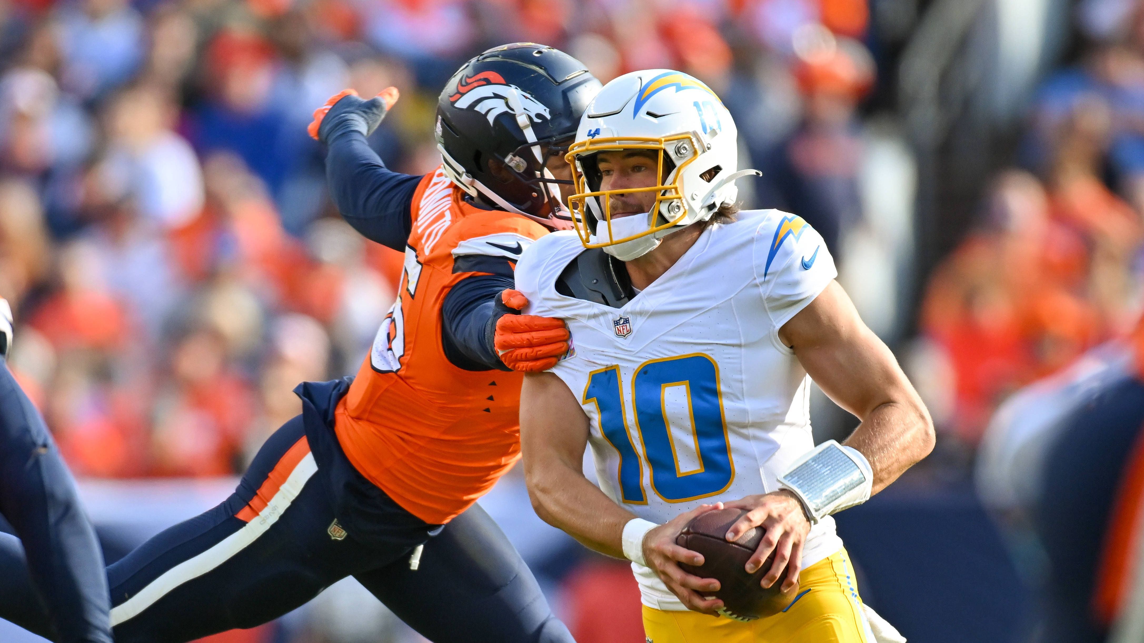 <strong>Platz 15: Justin Herbert (Los Angeles Chargers)</strong><br>Spektakulär unspektakulär - das bleibt das Motto von Justin Herbert in dieser Saison. Beim Sieg gegen die Denver Broncos schaffte er immerhin erstmals mehr als 200 Passing Yards in dieser Spielzeit.