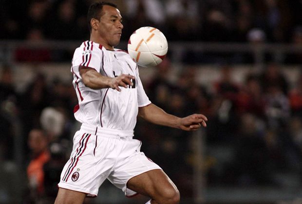 
                <strong>Cafu</strong><br>
                "Du wirst nicht Rekordnationalspieler Brasiliens, ohne ganz besonders zu sein", sagt Ronaldinho über seinen Landsmann. Deshalb nimmt der Rechtsverteidiger, der 2007 mit dem AC Mailand die Champions-League gewann, einen Platz in Ronaldinhos Top-Elf ein.
              