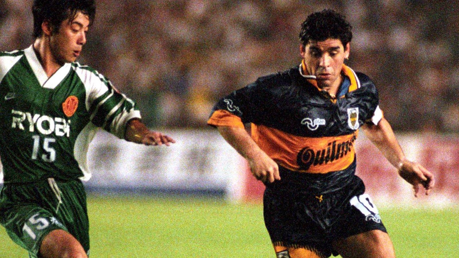 
                <strong>Diego Maradona: Doping und Drogen   </strong><br>
                Bereits in jungen Jahren hatte Diego Maradona wohl einen Hang zu Kokain. Im Alter von 30 Jahren wurde dem Argentinier dies auch nachgewiesen. Er wurde für ein Jahr gesperrt und verließ den SSC Neapel. 1992 stieg er beim FC Sevilla wieder ein und wechselte ein Jahr später in sein Heimatland zu Newell's Old Boys. Weitere Skandale folgten: Im Februar 1994 beschoss er mit einem Luftgewehr Journalisten vor seiner Villa und bekam eine Bewährungsstrafe von 34 Monaten verhängt. Bei der WM 1994 wurde ihm Doping nachgewiesen. Nach einer 15-monatigen Sperre spielte er für seinen Heimatverein Boca Juniors, ehe er erneut mit Kokain erwischt wurde und seine Karriere beendete.  
              