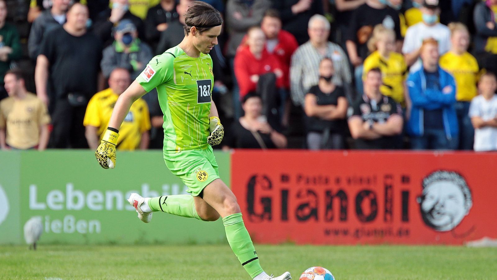 
                <strong>Die Torhüter-Frage</strong><br>
                Für 15 Millionen Euro schloss sich Torhüter Gregor Kobel vom VfB Stuttgart dem BVB an. Damit haben die Dortmunder nun nicht nur drei Schweizer Keeper, sondern auch drei sehr gute Keeper. Neben Kobel sind noch Marwin Hitz (im Bild) und Roman Bürki im Kader, kaum vorstellbar, dass alle drei in dieser Saison bleiben. Am ehesten auf der Verkaufsliste steht Bürki, der bereits in der vergangenen Saison seinen Stammplatz an Hitz verlor. Aber auch ob Hitz Lust hat, weiterhin die Nummer zwei zu sein, ist offen. Hier ist der Vermittler Rose gefragt.
              