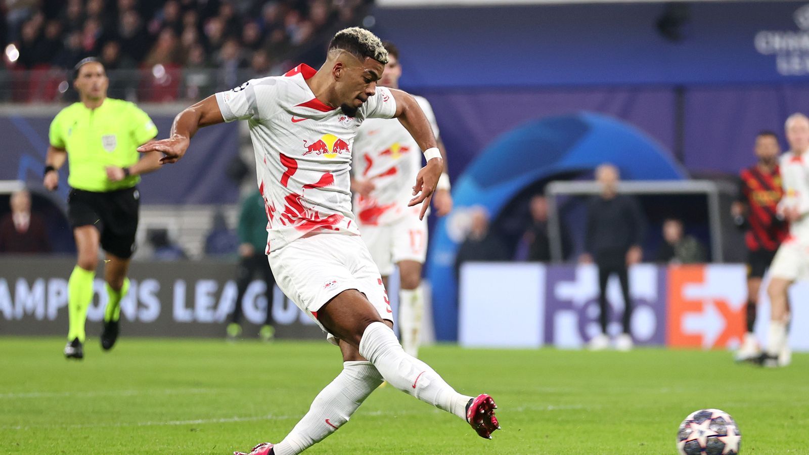 <strong>Rechter Verteidiger: Benjamin Henrichs (RB Leipzig)</strong><br>Wir wollten eigentlich nur Spieler nehmen, die jedes Gruppenspiel absolviert haben. So haben wir etwa Rodri von ManCity rausgelassen. Aber mit Henrichs hat RB vier Mal gewonnen, ohne ihn zwei Mal verloren. Seine Leistungen waren top. Auch wenn Nahuel Molina (Atletico) und Takehiro Tomiyasu (Arsenal) es ebenfalls verdient hätten genannt zu werden.