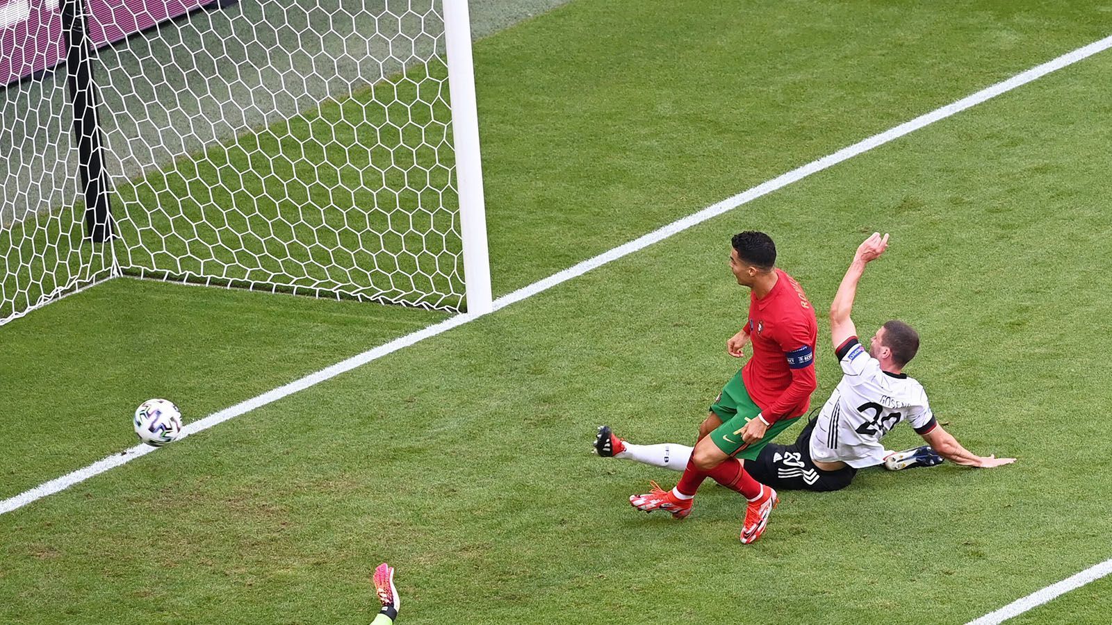 
                <strong>Cristiano Ronaldo</strong><br>
                Lauert vorne drin wie gewohnt auf seine Möglichkeiten, die er in der 15. Minute auf dem Silbertablett serviert bekommt. Schiebt Jotas Vorlage zum 1:0 ein. Glänzt in der 22. Minute mit einem No-Look-Hackentrick gegen Rüdiger. Ist selbst nach dem 1:4-Rückstand der Anpeitscher. Seine Flanke von der Grundlinie in der 67. Minute verwandelt Jota zum 2:4 und hält Portugal damit am Leben. Auch er kann an der Niederlage am Ende aber nichts mehr ausrichten. Dennoch ran-Note: 2
              