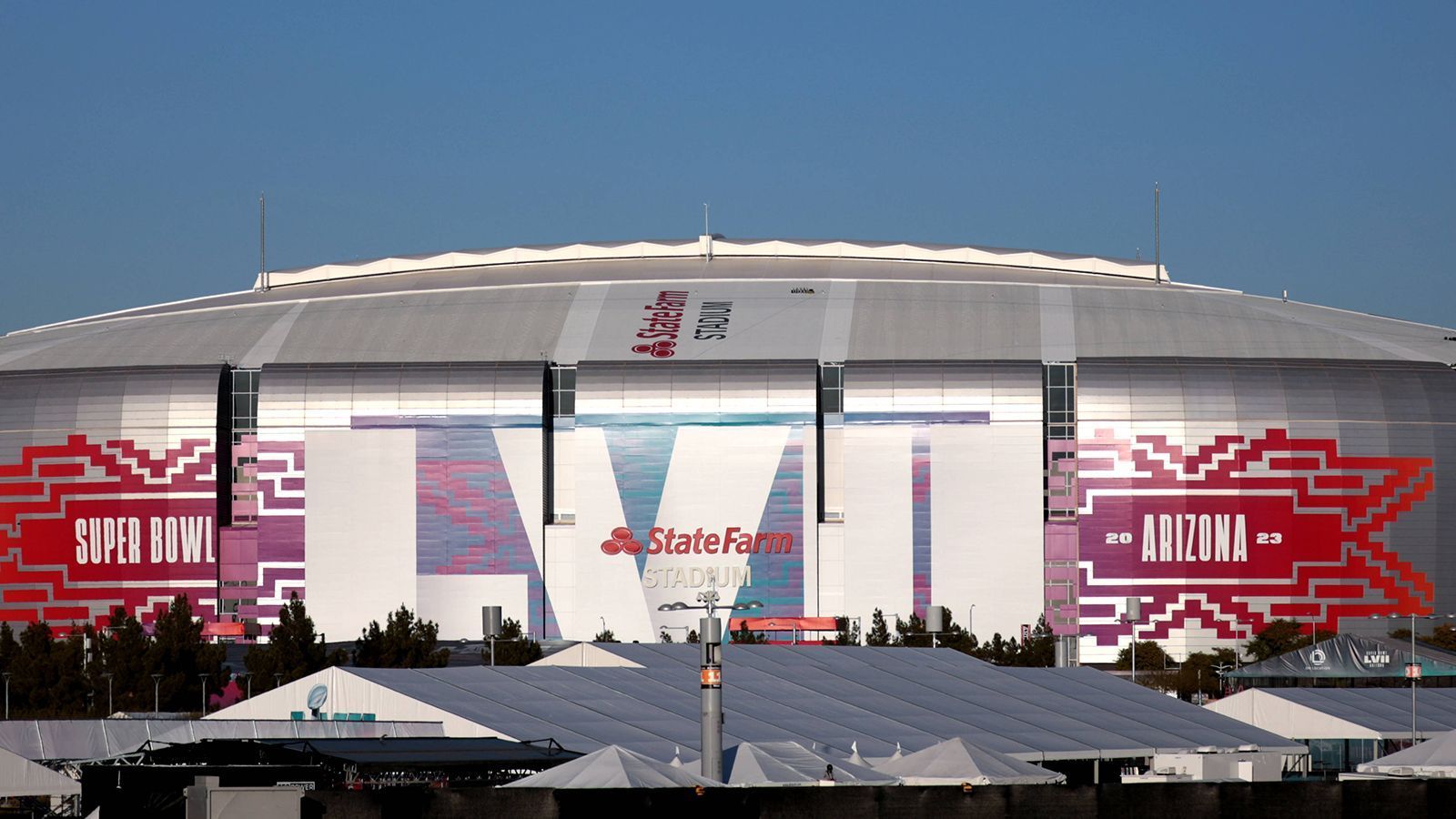 
                <strong>Die verrücktesten Wetten zum Super Bowl 2023 </strong><br>
                Der Super Bowl, der in der USA einem Feiertag gleicht, steht kurz vor der Tür und die Wettanbieter laufen heiß, bevor die Kansas City Chiefs und die Philadelphia Eagles aufeinandertreffen (am Sonntag, 22:25 Uhr live auf ProSieben und ran.de - Countdown-Show ab 20:15 Uhr live auf ProSieben MAXX). Nicht nur auf das Ergebnis kann man wetten, sondern es gibt auch zahlreiche kuriose Tippscheine rund um den Super Bowl. Wir haben die verrücktesten Wetten zusammengefasst (Quellen: bettingsuperbowl.com / oddsshark.com, Stand: 10.02.2023)
              