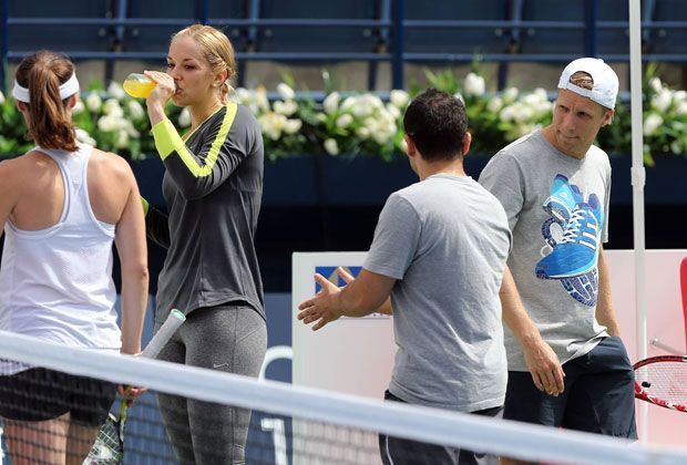 
                <strong>Macht Martina aus Lisicki wieder die "Bum-Bum-Bine"?</strong><br>
                Tag für Tag arbeitet Lisicki (Mitte) mit Hingis (links) hart auf dem Trainingsplatz daran, endlich wieder in die Erfolgsspur zurück zu finden. Dabei (fast) immer an ihrer Seite: Lebensgefährte Oliver Pocher (rechts).
              