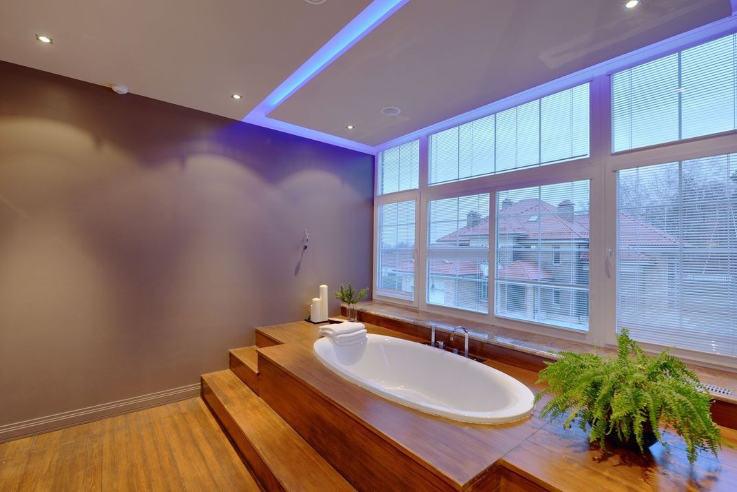 Indirektes Licht gibt es in verschiedenen Farben – einem entspannten Bad steht somit nichts im Wege.