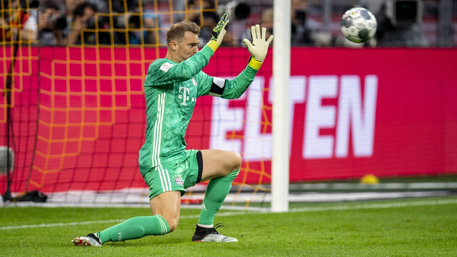 
                <strong>Manuel Neuer</strong><br>
                Licht und Schatten: Erst in der 1. Minute packt Neuer eine furiose Parade gegen Reus aus, als er den Ball mit den Fingerspitzen noch über die Latte lenkt. In der 15. Minute hat er dafür Glück, dass er für sein überambitioniertes Herauskommen aus dem Tor nicht mit einem Gegentor bestraft wird. Danach wieder eine starke Fußabwehr gegen Guerreiro. Beim 0:1 ist Neuer chancenlos, beim 0:2 sieht er nicht ganz glücklich aus, als ihn Sancho tunnelt. ran-Note: 3
              