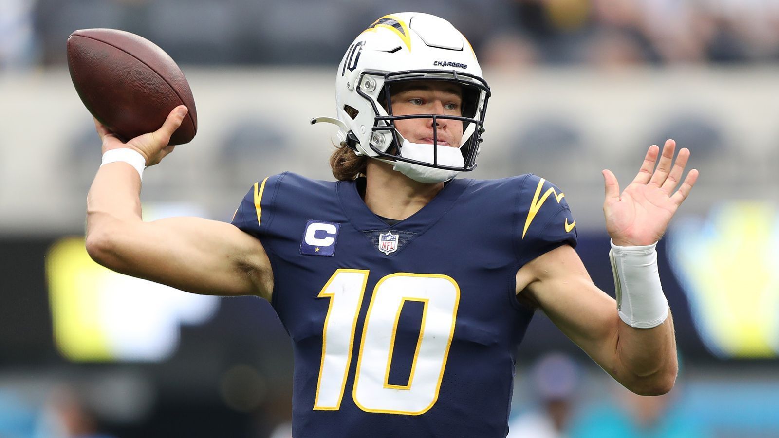 
                <strong>Justin Herbert (Los Angeles Chargers)</strong><br>
                &#x2022; <strong>Position</strong>: Quarterback<br>&#x2022; <strong>Durchschnittlicher Top-Verdiener Quarterbacks</strong>: Aaron Rodgers (<strong>50,3</strong> Millionen Dollar jährlich)<br>&#x2022; <strong>Durchschnittlicher Verdienst Justin Herbert</strong>: <strong>6,4</strong> Millionen Dollar jährlich<br>&#x2022; <strong>Top-Verdiener Quarterbacks 2022</strong>: Ryan Tannehill (<strong>38,6</strong> Millionen Dollar)<br>&#x2022; <strong>Verdienst 2022 Justin Herbert</strong>: <strong>7,2</strong> Millionen Dollar<br>
              