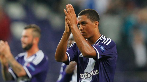 
                <strong>Youri Tielemans</strong><br>
                Youri Tielemans (RSC Anderlecht) - Zugegeben: Mit 18 Jahren hat Tielemans noch genügend Zeit, in einer Top-Liga zu landen. Schon jetzt gehört er zu den Außnahmekickern in der belgischen Liga. Ein Wechsel des zentralen Mittelfeldspielers scheint nur noch eine Frage der Zeit.
              
