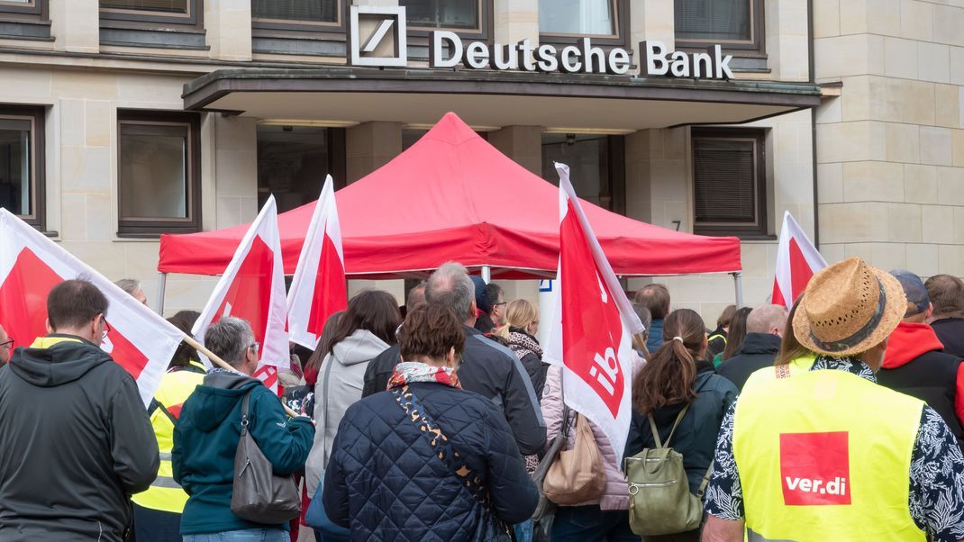 Nach dem Scheitern der Tarifverhandlungen zwischen Verdi und privaten Banken drohen jetzt weitere Warnstreiks.