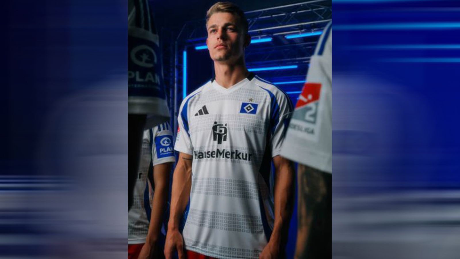 <strong>Hamburger SV - Heimtrikot</strong><br>Im traditionellen Weiß, aber mit blauen und grauen Akzenten kommt der HSV daheim daher. Zudem ist die Zahl 1887 mehrfach vertreten - eine Hommage an Gründungsjahr und Anzahl der HSV-Fanclubs.