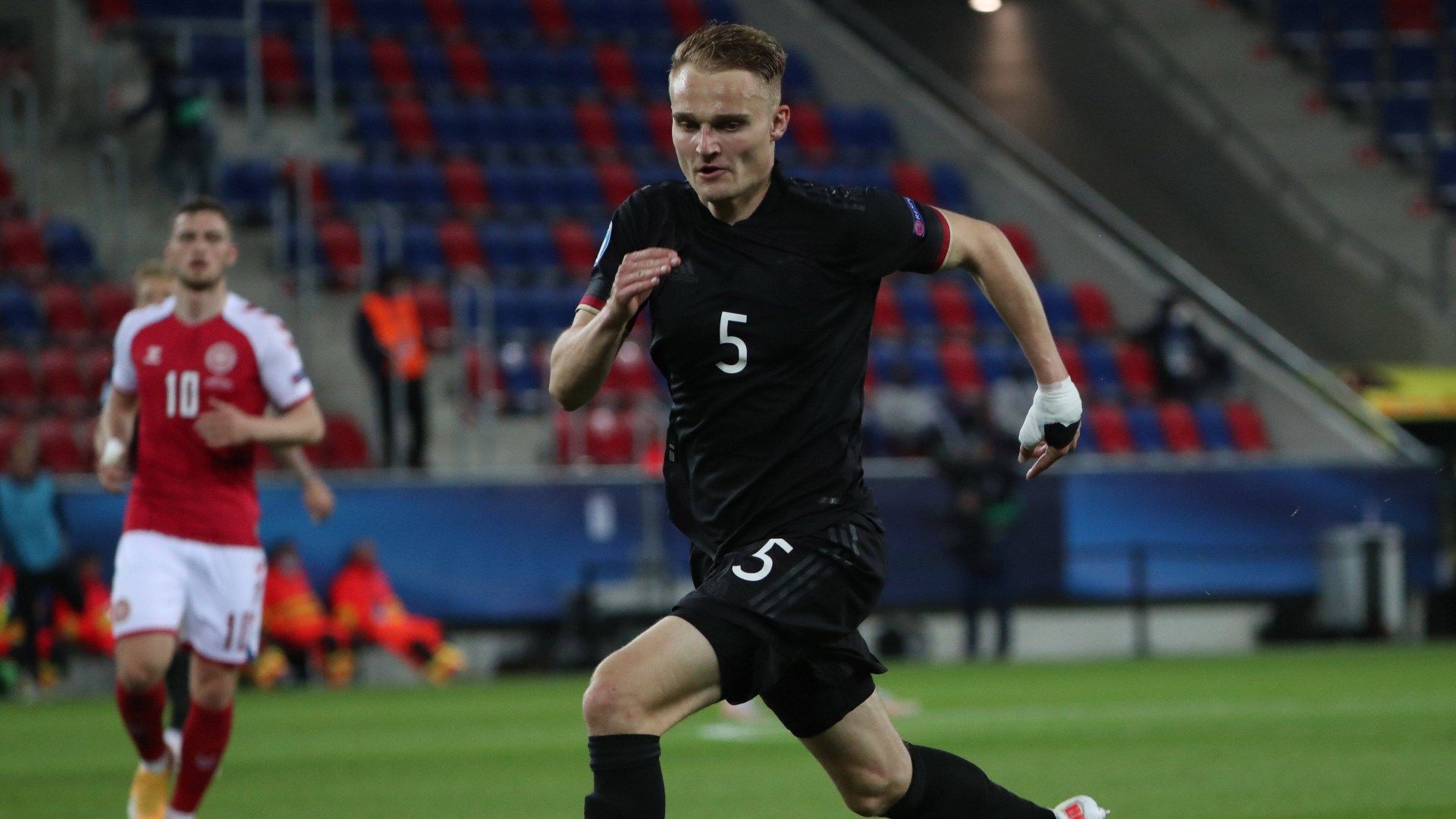 
                <strong>Amos Pieper</strong><br>
                Extrem oft mit dem Kopf am Ball. Gute Entscheidungsfindung bei hohen Bällen. Köpft den Ball, wenn sich keine anderen Optionen ergeben, auch häufig zum Keeper zurück. Seinen Ausflug kurz nach der Pause nach vorne nutzen die Dänen für einen blitzsauberen Konter, aber nicht zur eigenen Führung. Schlechtes Defensivspiel beim Gegentor als er Faghir den entscheidenden Platz gibt und somit den Rückstand mit verschuldet. Im Elfmeterschießen unglaublich stark verwandelt. ran-Note: 3
              