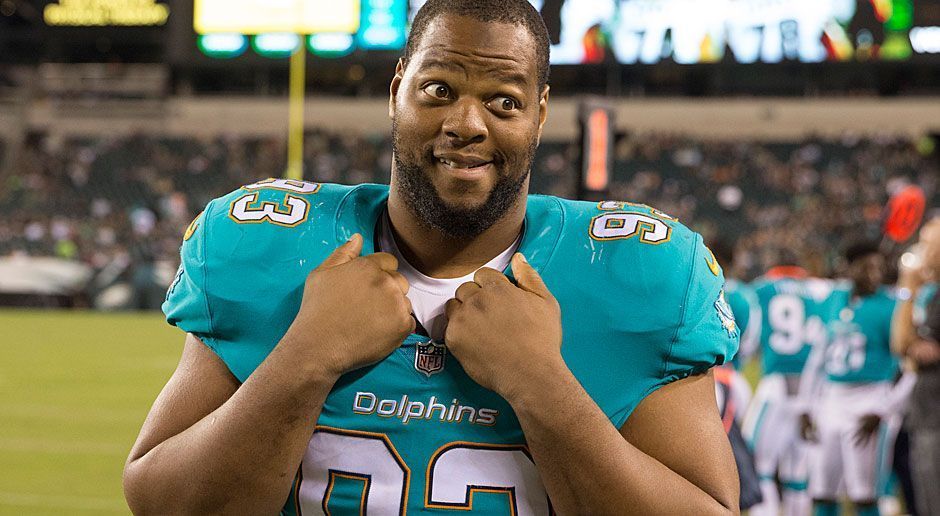 
                <strong>Ndamukong Suh (Miami Dolphins)</strong><br>
                Defensive Tackle, 30 Jahre, 8. Saison - Der fünfmalige Pro-Bowler steht wie gewohnt seinen Mann. Mit 24 Tackles und 3,5 Sacks trägt der 139-Kilo-Koloss dazu bei, dass die Defense die Dolphins schon zu manchem Sieg geführt hat.
              