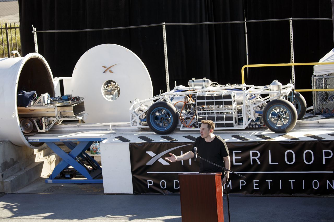 Das Projekt Hyperloop soll Reisen mit Schall-Geschwindigkeit ermöglichen. Elon Musk stellte es 2013 vor. Er hat einen Wettbewerb ins Leben gerufen, an dem sich jährlich mehrere Teams unter anderem von Universitäten beteiligen. 