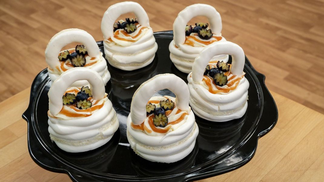 Baiser mit Vanille-Sahne-Creme, Blaubeer-Konfitüre, Guaven-Curd und Guaven-Soße