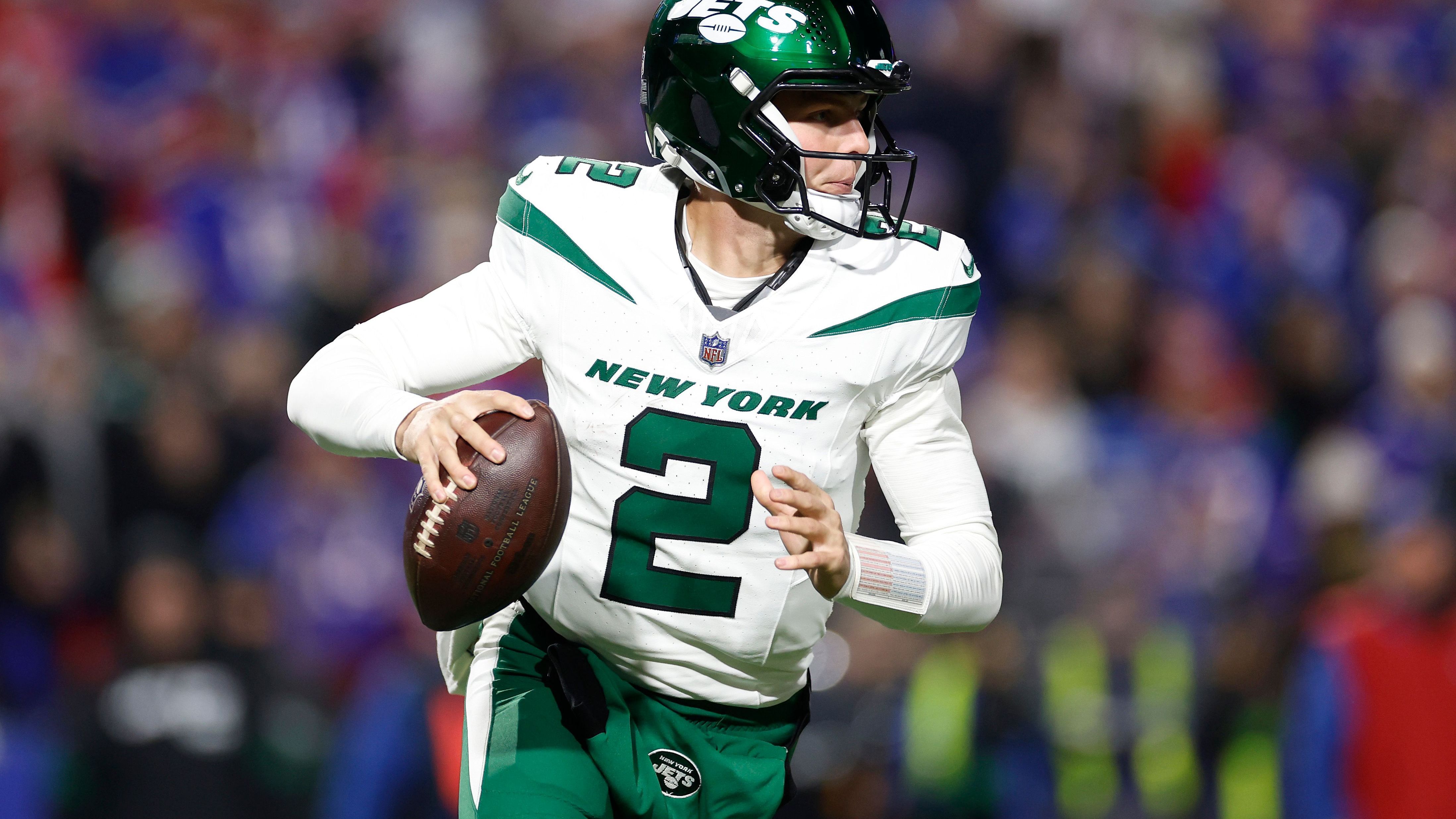 <strong>New York Jets<br></strong>Rolle rückwärts bei der "Gang Green"! Wie Head Coach Robert Saleh verkündete, kehrt Zach Wilson als Starting Quarterback am 14. Spieltag gegen die Houston Texans zurück. Wilson absolvierte nach der Verletzung von Aaron Rodgers bereits zehn Saisonspiele, konnte aber nicht überzeugen und verlor seinen Platz an Tim Boyle.&nbsp;