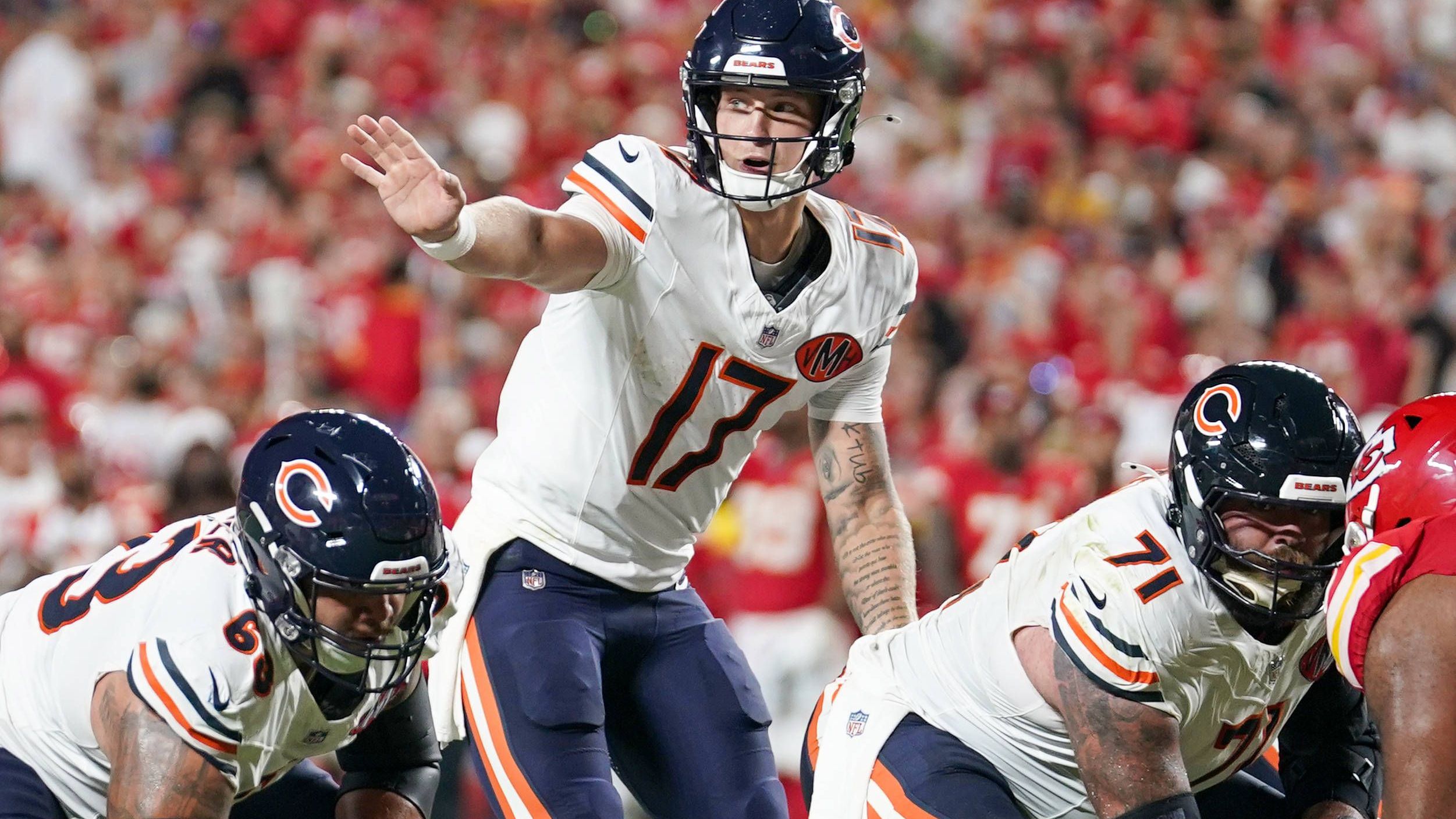 <strong>Chicago Bears</strong><br>Nach ein paar Anlaufschwierigkeiten scheinen die Bears zueinander gefunden zu haben. Head Coach Ben Johnson bekommt seine Jungs langsam, aber sicher in die Spur. Vor allem in Week 2 brillierte QB Caleb Williams und entfachte sein Potenzial. Wide Receiver Luther Buden III darf sich zu den Gewinnern der Vorbereitung zählen. Die Defense war Licht und Schatten.<br><strong>Note: 2+</strong>