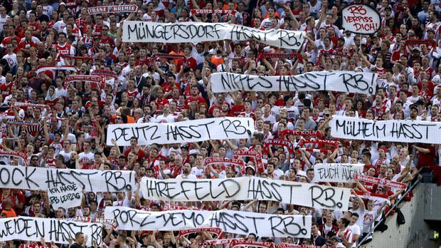 
                <strong>KoelnProtest</strong><br>
                Der 1. FC Köln packte zuletzt eine ganze Palette an Aktionen aus. Neben Krawallen verdeutlichten die Kölner mit Plakaten ihre Abneigung gegen RB. Der Tenor: Ganz Köln hasst RB Leipzig.
              