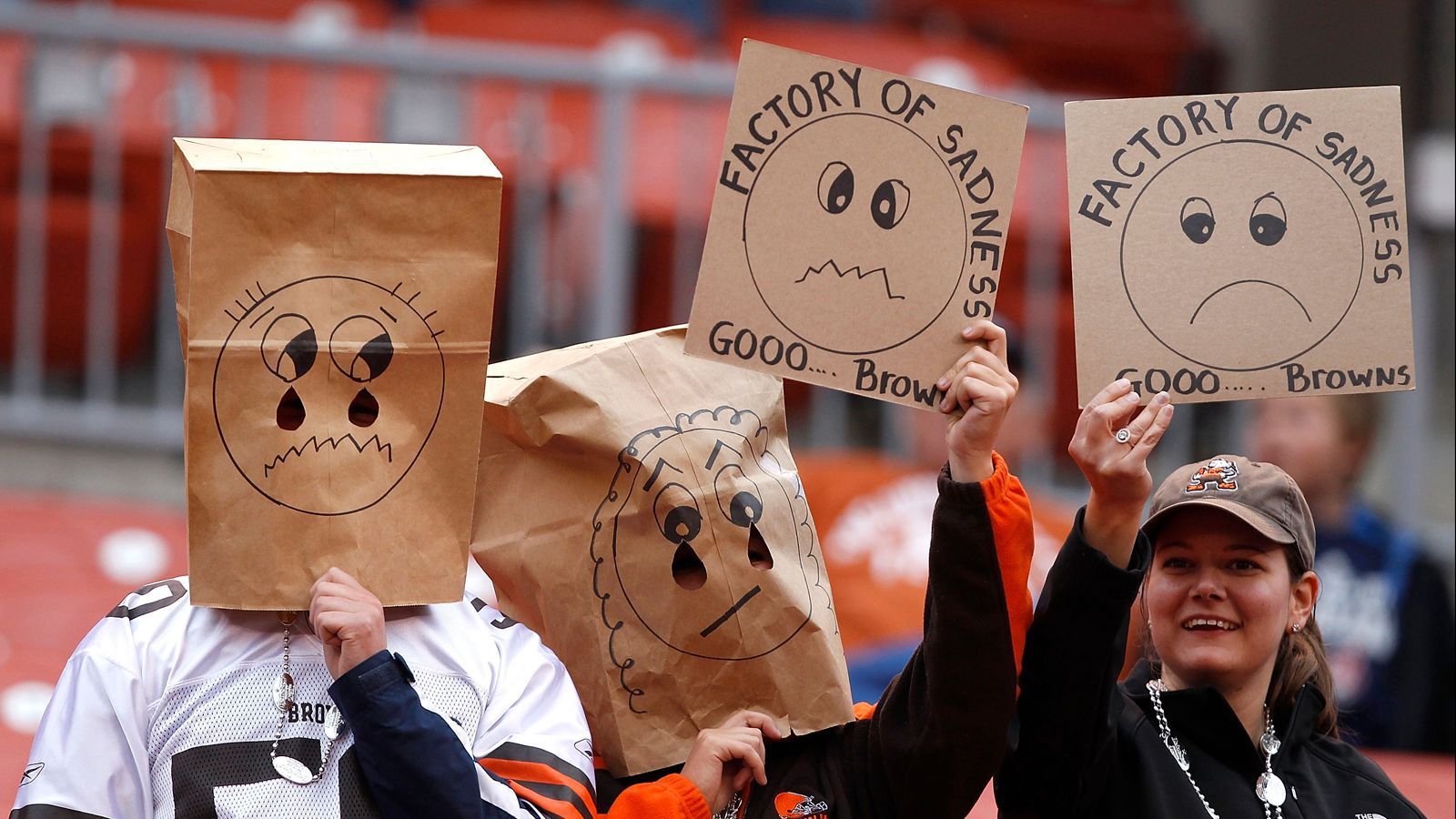 
                <strong>Rams übergaben Cleveland an die Browns</strong><br>
                Einst haben sich die Rams in Cleveland niedergelassen. Dort spielten sie in den Jahren 1936-1945, ehe sie den ersten Ausflug nach Los Angeles wagten. 1946 gründeten sich dann die Browns in Cleveland und sorgten für eine Menge Trauer und Leid in der Stadt. Wer weiß - vielleicht wäre Cleveland einiges an Leid erspart geblieben, hätten sich die Rams nie aus der Stadt verabschiedet und die Browns übernehmen lassen.
              