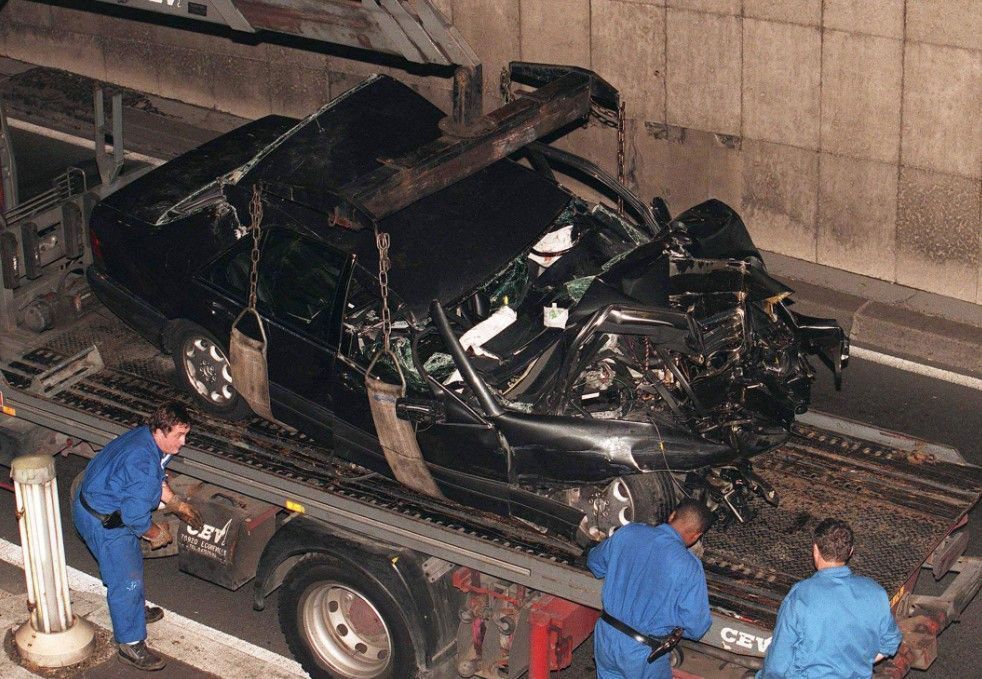 Die zerstörte Limousine nach Lady Dianas und Dodi Al Fayeds Tod. Es ranken sich zahlreiche Theorien zu dem Unfall, für die es aber keine handfesten Beweise gibt