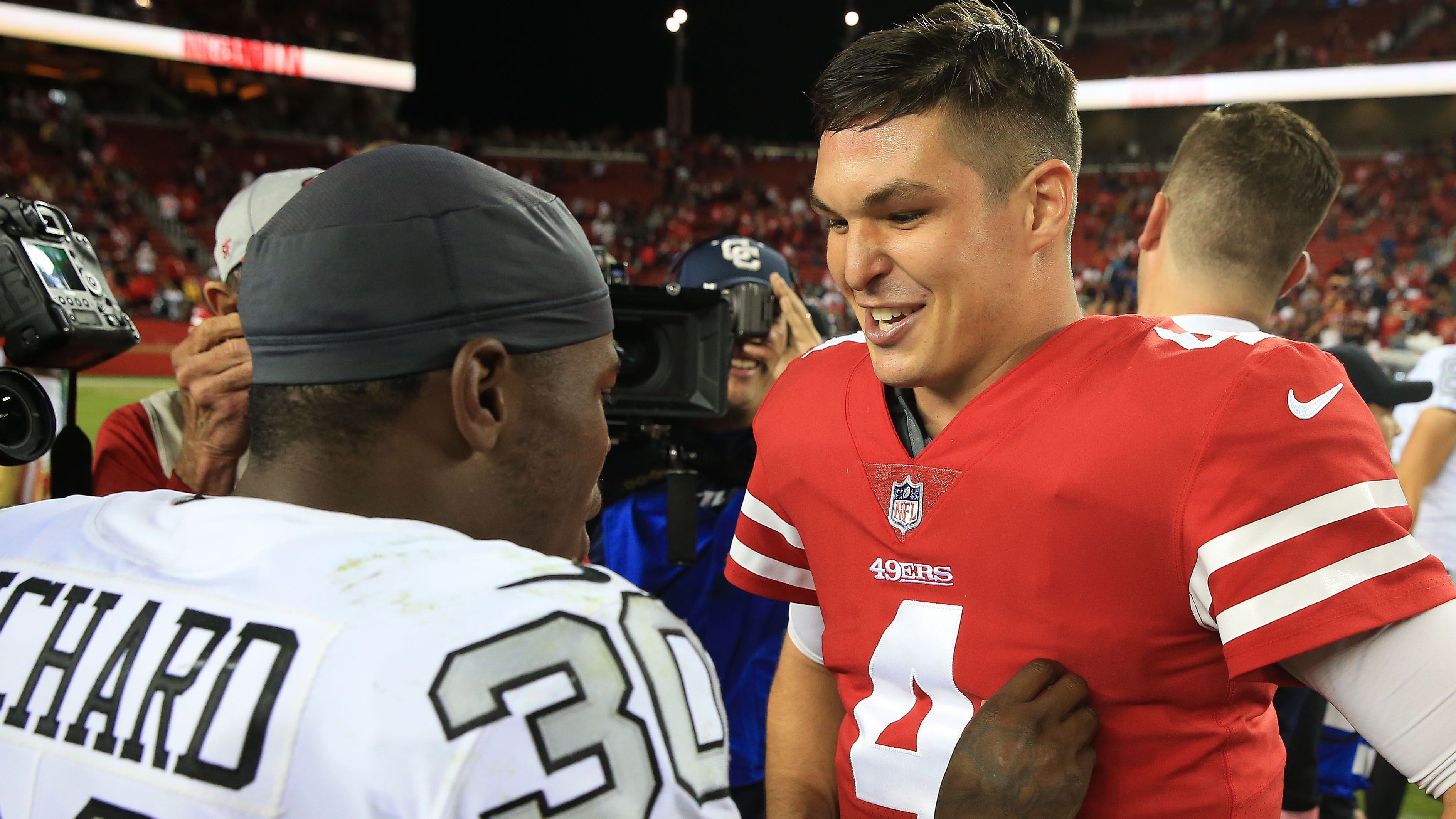 
                <strong>Gewinner: Nick Mullens</strong><br>
                Der Quarterback der San Francisco 49ers war vor seinem Auftritt gegen die Oakland Raiders nur den wenigsten ein Begriff. Mullens war vor einem Jahr als undrafted Rookie nach San Francisco gekommen und übernahm nun unverhofft den Starterplatz von C.J. Beathard, der kurz vor dem Spiel ausfiel. Für einen "Nobody" schlug sich Mullens außerordentlich. Er warf drei Touchdowns und produzierte 262 Yards beim 34:3-Sieg. Sein Namen ist zumindest jetzt der Raiders-Defense ein Begriff.
              