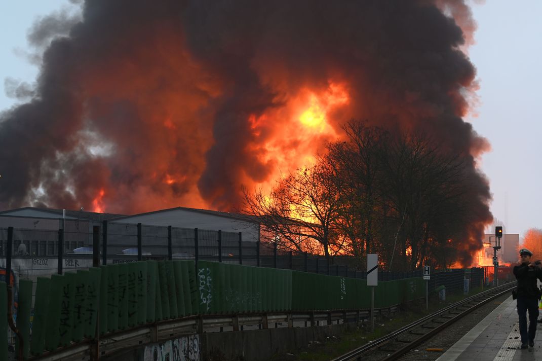 Flammen steigen auf, bei einem Großbrand in Hamburg-Rothenburgsort. 