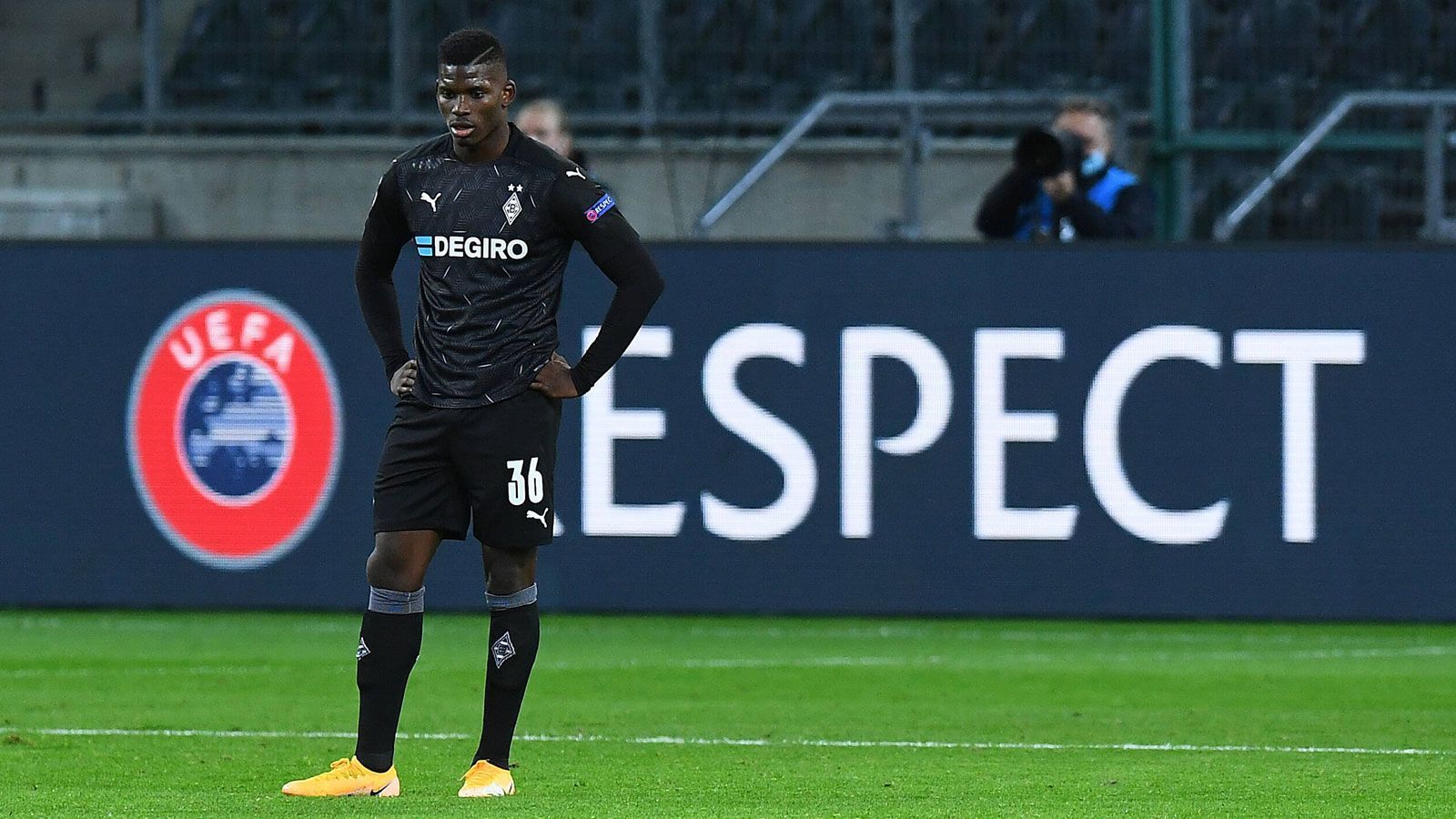 
                <strong>Breel Embolo</strong><br>
                Versucht das Spiel hin und wieder aufzubauen und will sich die Bälle von Neuhaus und Kramer abholen, kommt aber selber kaum zu Szenen vor dem Tor. Muss nach der ersten Hälfte für Zakaria weichen. ran-Note: 4 
              