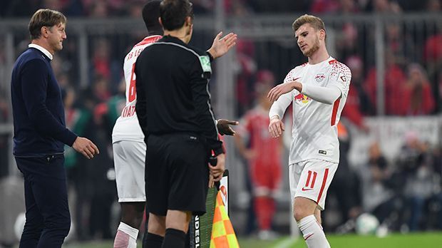 
                <strong>Timo Werner (RB Leipzig)</strong><br>
                Leipzigs Topstürmer fällt bereits in der 22. Minute der Roten Karte von Willi Orban zum Opfer und muss vom Feld. RB-Trainer Hasenhüttl bringt für ihn stattdessen Innenverteidiger Ibrahima Konate. ran-Note: ohne Bewertung
              