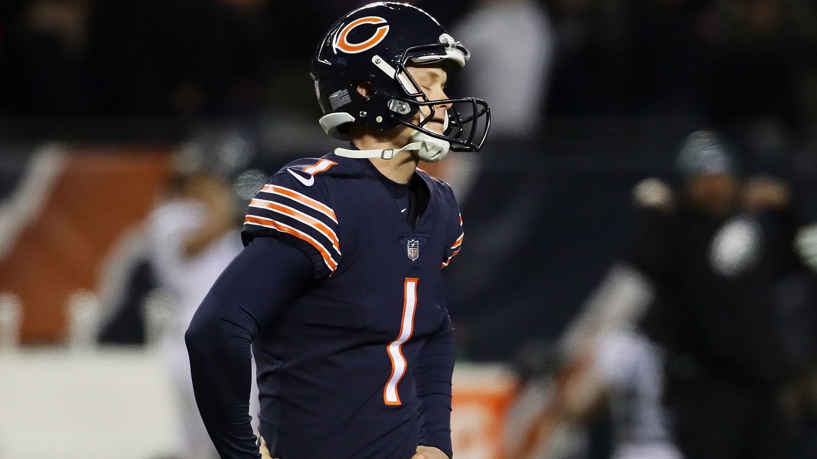 
                <strong>Cody Parkey</strong><br>
                Cody Parkey ist in Chicago nicht mehr besonders beliebt. Nach seinem Fehlschuss im Playoffspiel gegen die Philadelphia Eagles ist der Kicker nicht mehr gerne gesehen bei den Fans. Insgesamt war Parkeys Leistung in der vergangenen Saison nicht berauschend. Elf Field Goals verpasst er, die meisten der gesamten Liga. Dabei erlangte er zweifelhafte Berühmtheit, als er gegen die Detroit Lions vier Versuche an das Gestänge schickte. Die Bears reagieren mit einer Neuverpflichtung. Redford Jones wurde geholt, um Parkey Konkurrenz zu machen. Dazu wurden fünf weitere Kicker für ein Probetraining eingeladen. Ein Rauswurf von Parkey scheint unwahrscheinlich, da die Bears sonst über vier Millionen Dollar rausschmeißen würden. Somit werden kommende Saison wahrscheinlich mehrere Kicker um den Platz des Starters kämpfen.
              