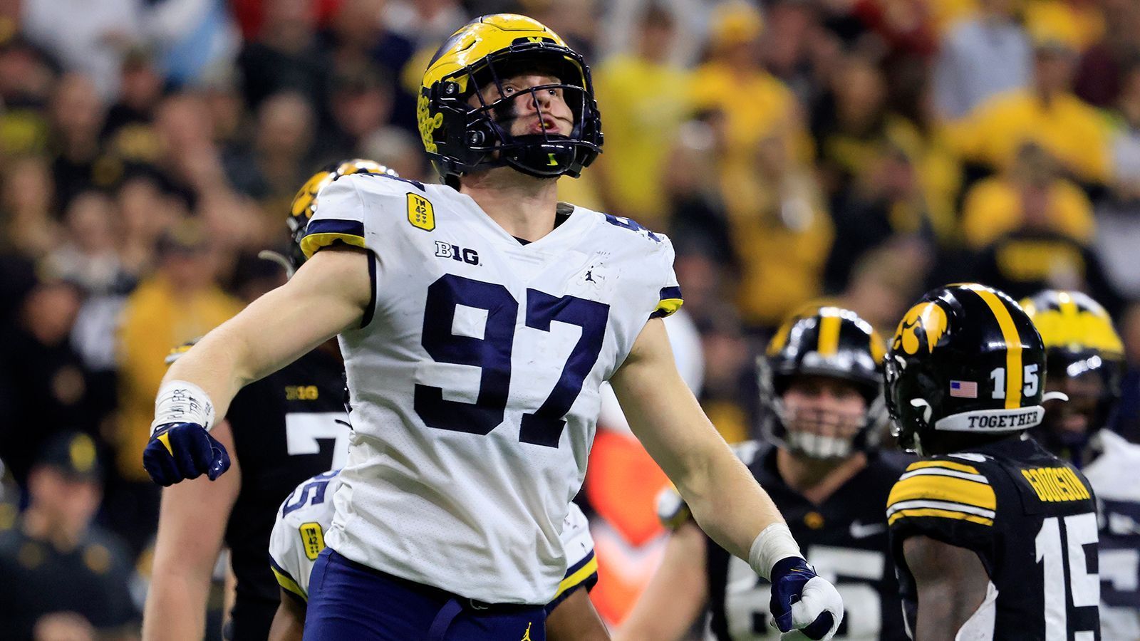 
                <strong>Aidan Hutchinson (Michigan)</strong><br>
                Viele Experten sehen Aidan Hutchinson als den Nummer-Eins-Pick im kommenden Draft. Aus guten Gründen. Der Muskelbündel hat ordentlich Wumms in seinen Händen und bewegt sich mit einer erstaunlichen Agilität für seine Größe um Offensive Liner herum. Er kombiniert bereits Pass-Rush-Moves und zeigt in so ziemlich jedem Spielzug die "ich-acker-so-lange-bis-der-Schiri-pfeifft"-Mentalität. Seine Achillesferse könnten die sehr kurzen Arme werden. Tackles mit großer Reichweite können sich mit ihren Armen an Hutchinson "kletten", ohne dass er viel dagegen ausrichten kann. Hier muss er dann entweder mit Geschwindigkeit gewinnen oder Moves entwickeln, um die Hände der O-Liner wegzuschlagen. 
              