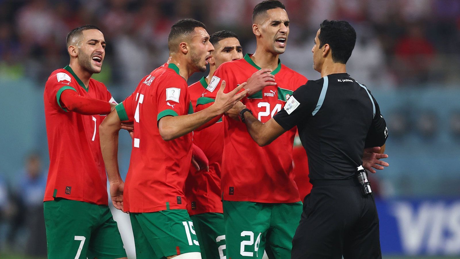 
                <strong>Marokko will was klären</strong><br>
                In den Fokus gerät auch der katarische Schiedsrichter Abdulrahman Al Jassim, der hier von den marokkanischen Profis sicher nicht nach seiner weiteren Abendplanung befragt wird.
              