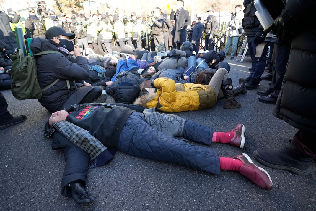 Anhänger:innen des angeklagten südkoreanischen Präsidenten Yoon Suk Yeol protestieren in der Nähe der Präsidentenresidenz.