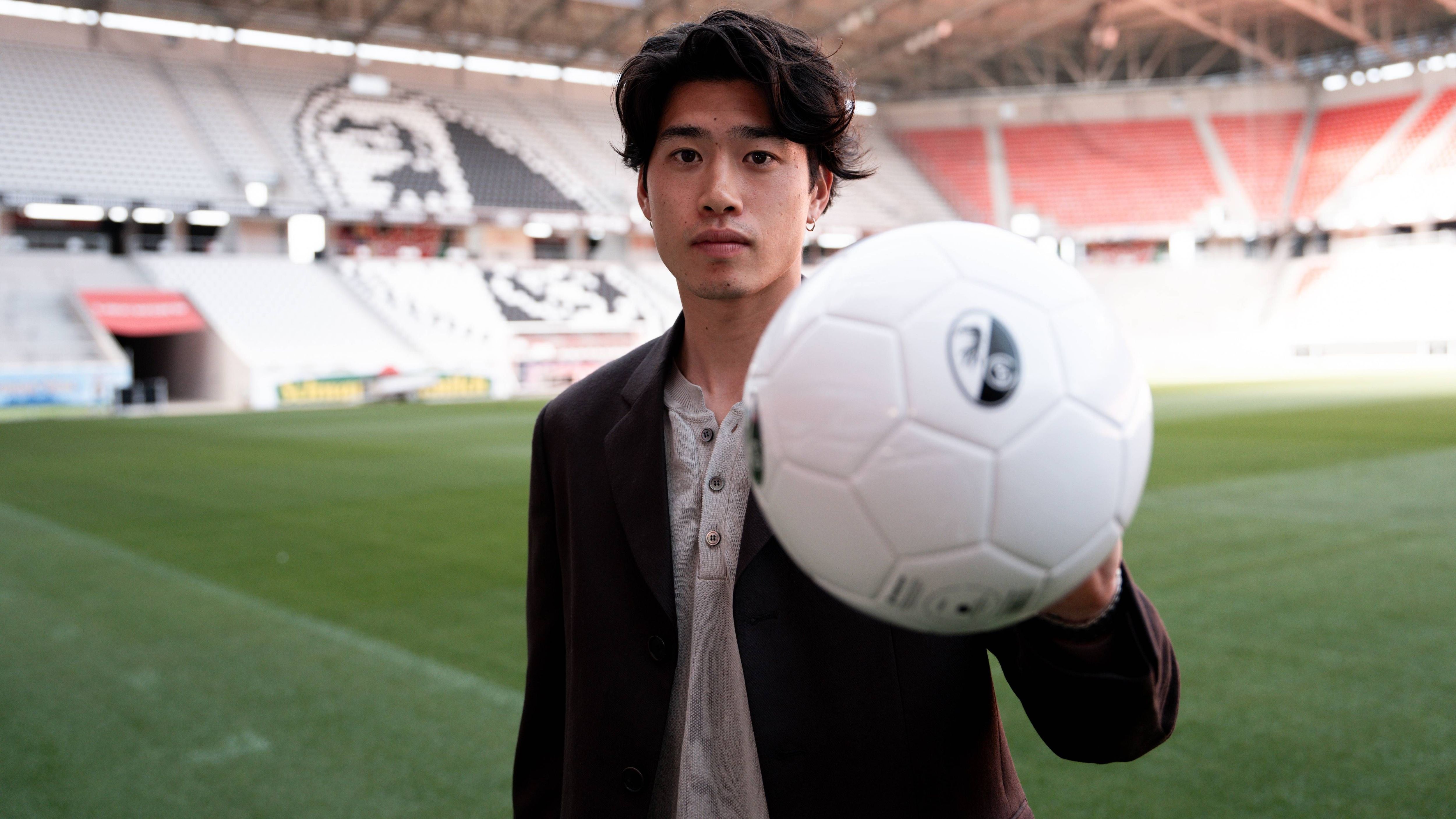 <strong>SC Freiburg</strong><br><em><strong>Zugänge:</strong></em><br>Yuito Suzuki (Bröndby IF, Ablöse: 10 Mio. Euro)<br>Cyriaque Irie (ESTAC Troyes, Ablöse: 8,5 Mio. Euro)<br>Igor Matanovic (Eintracht Frankfurt, Ablöse: 6,7 Mio. Euro)<br>Philipp Treu (FC St. Pauli, Ablöse: 5,5 Mio. Euro)<br>Derry Scherhant (Hertha BSC, Ablöse: 2 Mio. Euro)<br>Anthony Jung (Werder Bremen, ablösefrei)<br><br><em><strong>Abgänge:</strong></em><br>Kenneth Schmidt (Fortuna Düsseldorf, Ablöse: 400.000 Euro)<br>Robert Wagner (Holstein Kiel, Leihe)<br>Manuel Gulde (Karriereende)