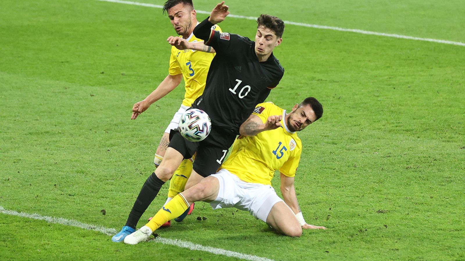 
                <strong>Kai Havertz </strong><br>
                Der Chelsea-Neuzugang durchlebte eine schwierige erste Saison, musste sich bei den Londonern erst anpassen. Unter dem deutschen Trainer Thomas Tuchel durfte der frühere Leverkusener zuletzt sogar einige Male als "falsche Neun" ran. Für das DFB-Team bestritt der 21-Jährige bislang 13 Länderspiele (drei Tore). 
              