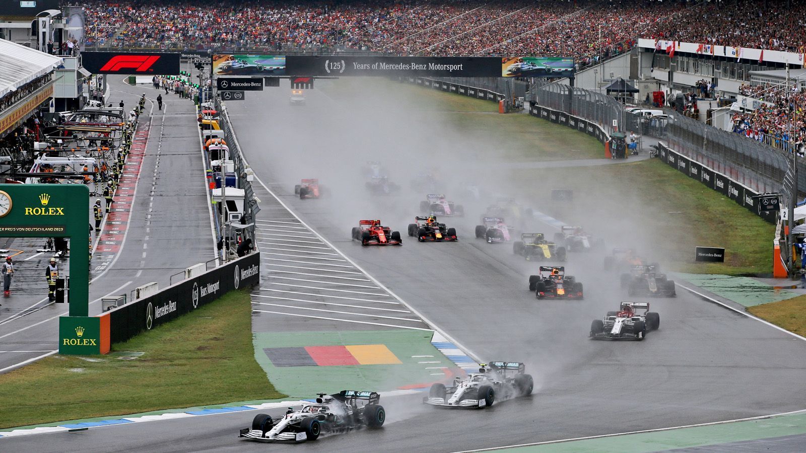 
                <strong>Fällt der Deutschland GP aus dem F1-Kalender?</strong><br>
                Schon für 2019 war fraglich, ob wir in der F1 wieder einen Deutschland GP sehen würden. Dank Mercedes als diesjährigem Hauptsponsor durften sich die Fans aber über ein Wahnsinns-Regenrennen mit einer gelungenen Aufholjagd von Sebastian Vettel freuen. Schon 2018 hatte der GP mit seinem Regenchaos Millionen von Fans auf der Welt begeistert. Dennoch wird Hockenheim offenbar 2020 nicht dabei sein. Grundsätzlich wollen die Veranstalter wohl aber um die Zukunft des Kurses in der F1 kämpfen und könnten sich beispielsweise alle zwei Jahre ein Rennen dort vorstellen. Die Hoffnung stirbt zuletzt! 
              