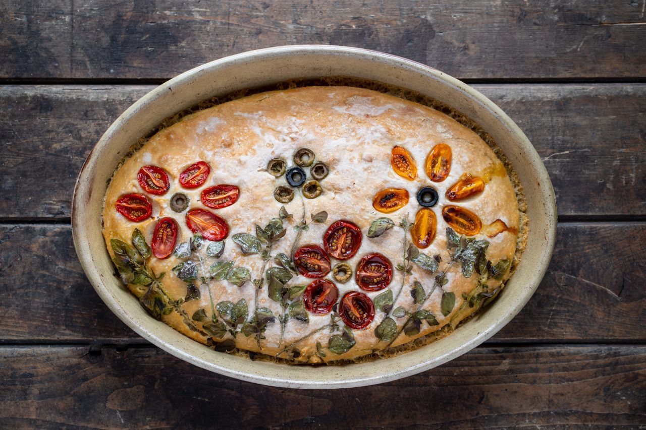 Tomaten sehen besonders schön auf deiner Garten-Focaccia aus.