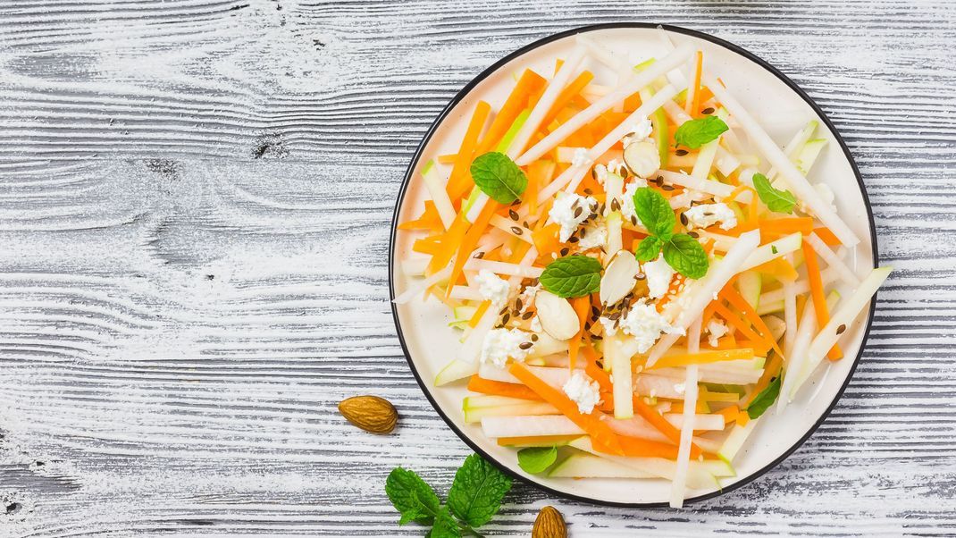 Dieser Karotten-Apfel-Salat ist ideal als erfrischende Beilage zu einer Hauptmahlzeit.